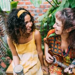Deux filles en train de chanter lors de l'expérience Secret Jungle à Paris
