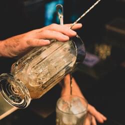 Barman servant un cocktail lors de l'expérience Secret Jungle à Paris