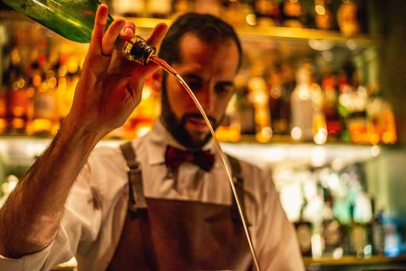 Barman en train de préparer un cocktail à l’expérience Secret Jungle Paris